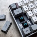 Hochwertige mechanische Tastatur mit austauschbaren Keycaps und blauen Switches für individuelles Gaming und Schreiben.