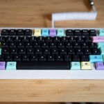 Tastatur mit bunten Keycaps, mechanische Tastatur, retro computer Tastatur, Farbige Tastenkappen, deutsche Tastatur.