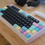 Zoom75 Review: Mein Keyboard-Trip zwischen Flexibilität und Thock Bunte mechanische Tastatur mit Pastell-Keycaps auf Holzschreibtisch.