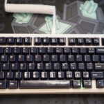 Keycaps-Klub: Keramik-Keycaps für Tipp-Gourmets Roter mechanischer Tastatur-Keyboard mit blauen Tastenkappen, flexible Gaming-Tastatur, geeignet für PC Gaming und Schreibarbeiten.
