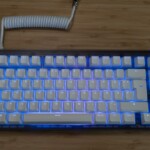 Kraftvoll beleuchtete mechanische Tastatur mit blauen LED-Hintergrund für Gaming und Tipperei.