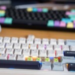 Tastatur mit bunten mechanischen tastenkappen und beleuchtung, gaming tastatur, hochwertige computer-tastatur für gamer.