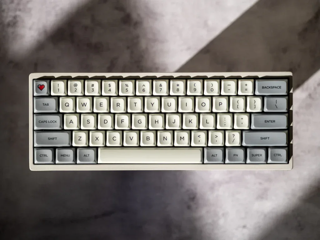 Hochwertige mechanische Tastatur mit bunten Keycaps, einzigartigem Heart-Design.